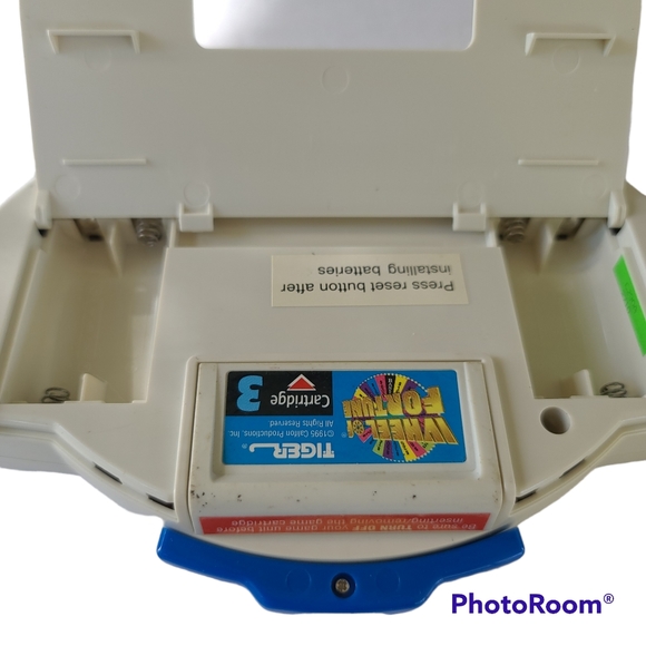 Wheel of Fortune by tiger Handheld Video Game Tiger Electronics 1999 + 2 games - Picture 3 of 6